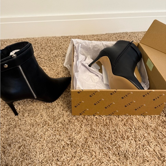 Used- Mix No. 6 Lallani Bootie 9.5
Worn Once
Good Condition - Picture 4 of 5